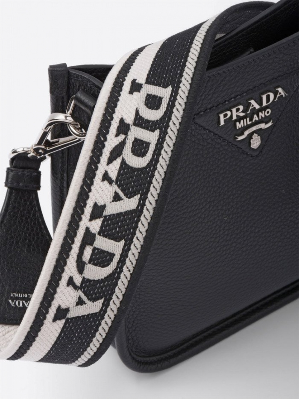 Мини-сумка Prada через плечо